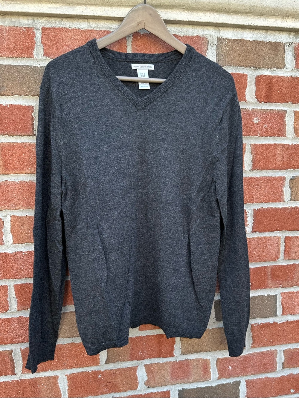 GAP Men's Dark Charcoal V-Neck Sweater 100% ITALIAN MERING WOOL Size L